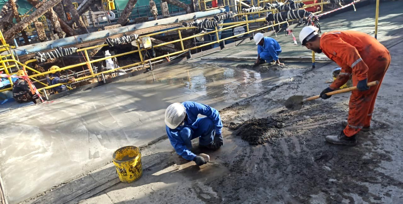 TOTS crew preparing the main deck of Seafox Deema before coating