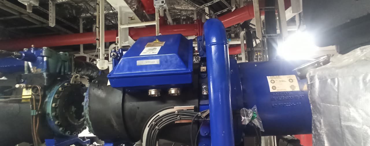Screw chiller overhaul in a ship engine room